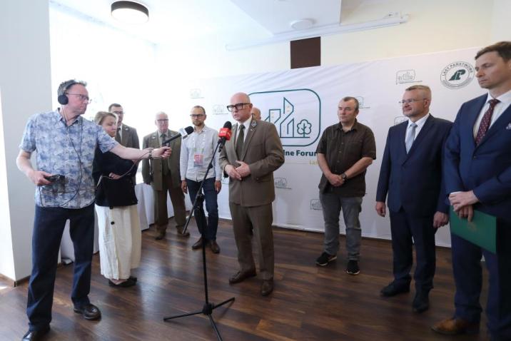 Na&#x20;fotografii&#x20;dyrektor&#x20;RDLP&#x20;w&#x20;Poznaniu&#x20;dr&#x20;inż&#x2e;&#x20;Andrzej&#x20;Konieczny&#x20;podczas&#x20;konferencji&#x20;prasowej&#x2e;&#x20;Archiwum&#x20;RDLP&#x20;w&#x20;Poznaniu&#x2e;