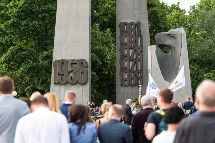 Zdjęcie&#x20;przedstawia&#x20;uroczystości&#x20;pod&#x20;pomnikiem&#x20;Poznańskiego&#x20;Czerwca&#x20;56&#x27;&#x2e;&#x20;Fot&#x2e;&#x20;Oddział&#x20;Prasowy&#x20;Gabinetu&#x20;Prezydenta&#x20;Miasta&#x20;Poznania&#x2e;